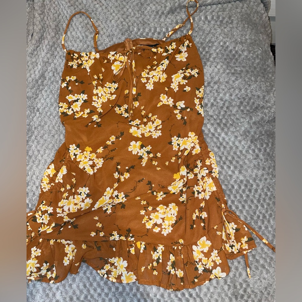 Mini floral dress! Colors Brown, white, yellow and green